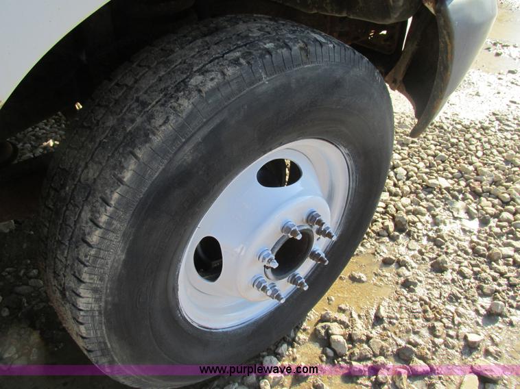 image for item H7613 1999 Ford F350 Super Duty XL flatbed pickup truck