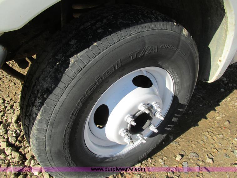 image for item H7613 1999 Ford F350 Super Duty XL flatbed pickup truck