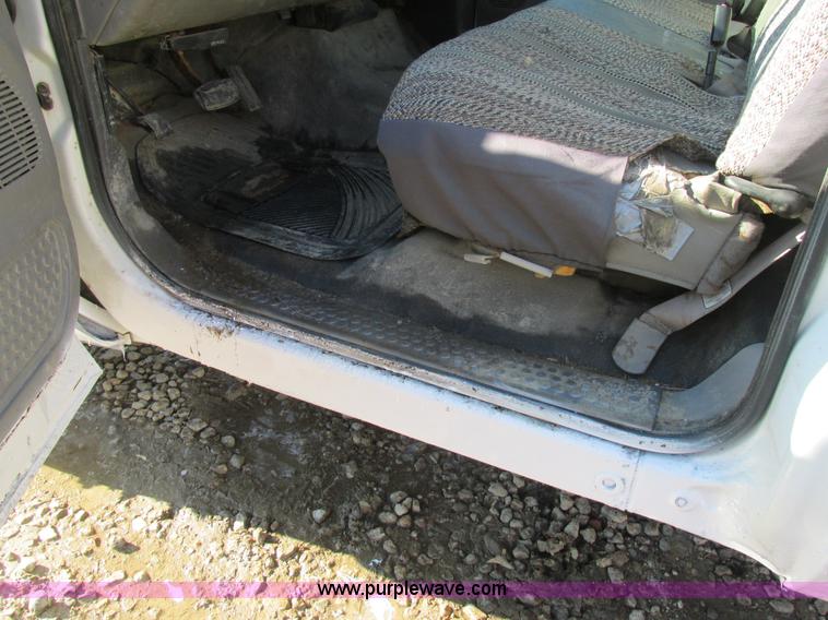 image for item H7613 1999 Ford F350 Super Duty XL flatbed pickup truck