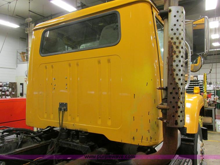 image for item H7615 2002 International F2554 cab and chassis