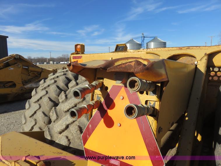 image for item I2426 2006 John Deere 1810E ejection scraper