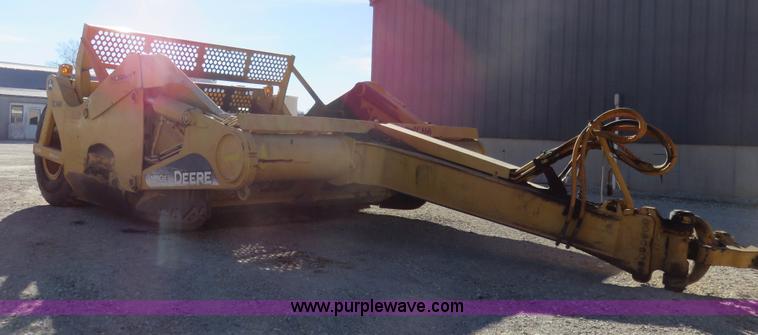image for item I2428 2007 John Deere 1810E ejection scraper