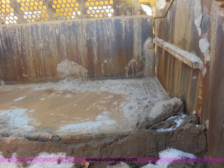 image for item I2429 2006 John Deere 1810E ejection scraper