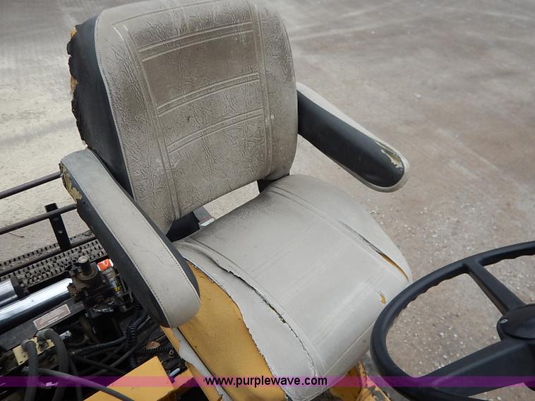 image for item I5123 1991 Caterpillar AP-1050 asphalt paver