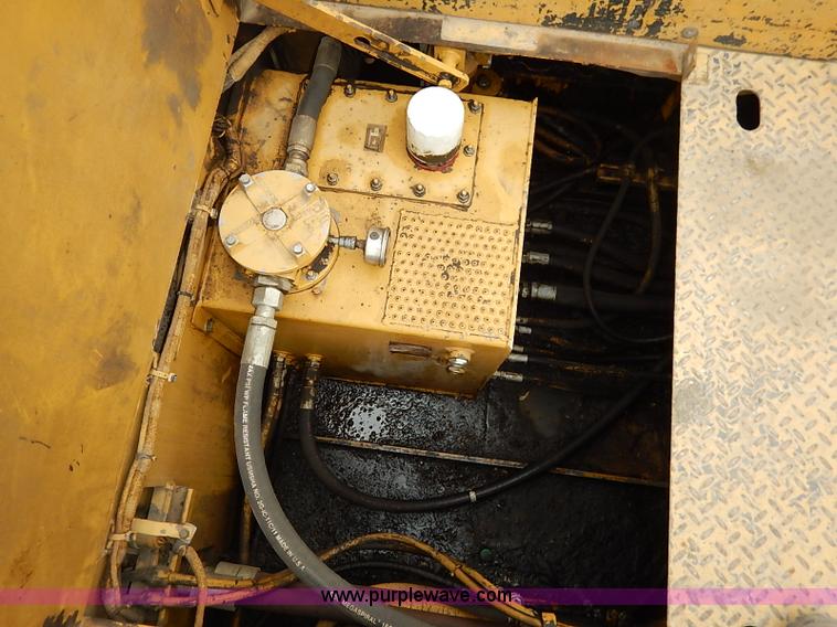 image for item I5123 1991 Caterpillar AP-1050 asphalt paver