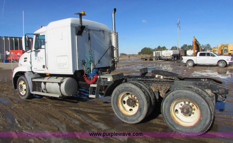 image for item I6667 2002 Mack CX613 Vision semi truck