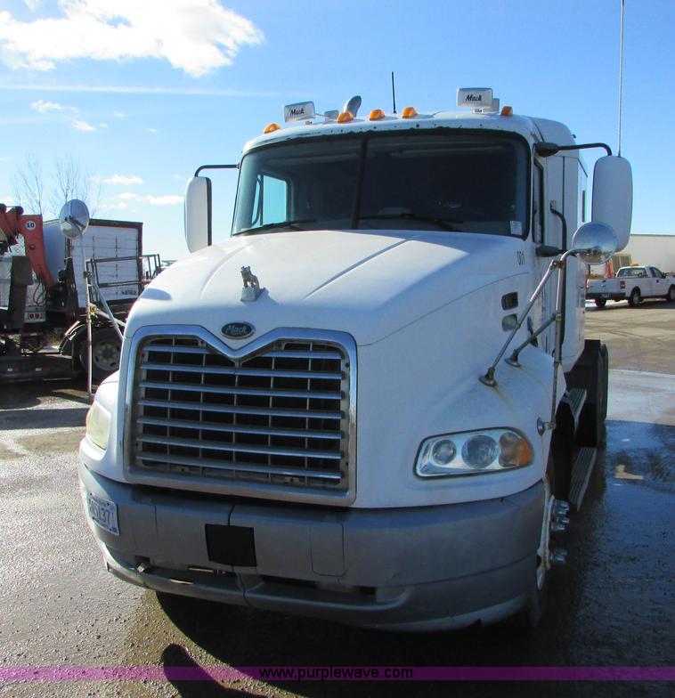 image for item I6667 2002 Mack CX613 Vision semi truck