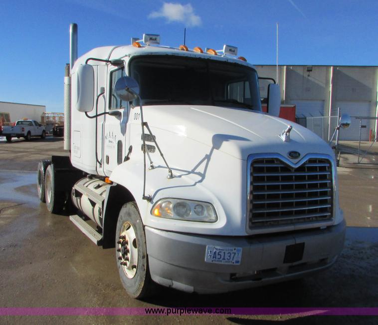 image for item I6667 2002 Mack CX613 Vision semi truck