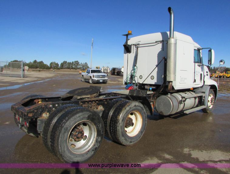 image for item I6667 2002 Mack CX613 Vision semi truck