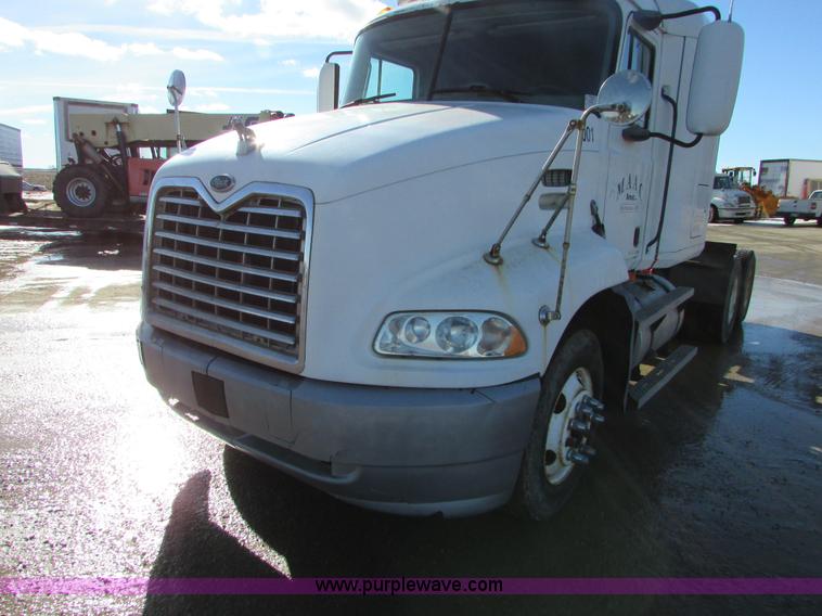 image for item I6667 2002 Mack CX613 Vision semi truck