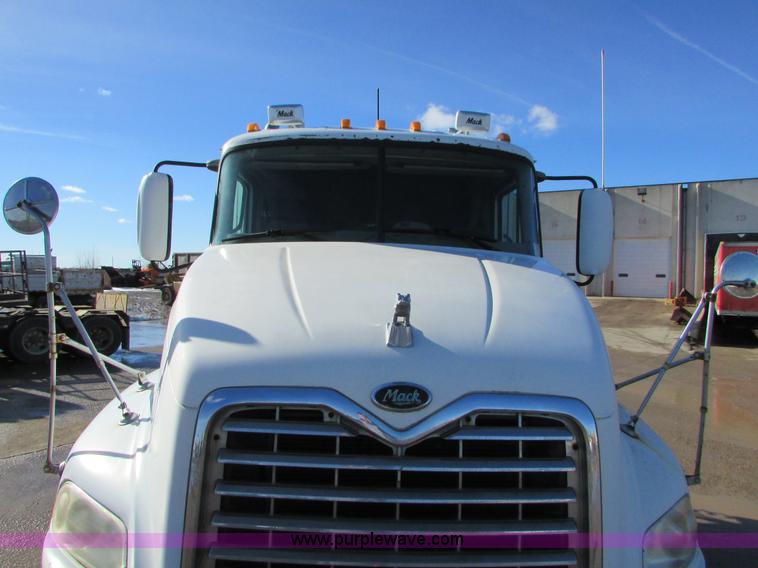 image for item I6667 2002 Mack CX613 Vision semi truck