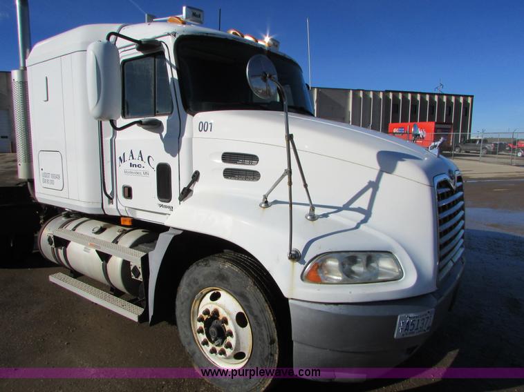 image for item I6667 2002 Mack CX613 Vision semi truck