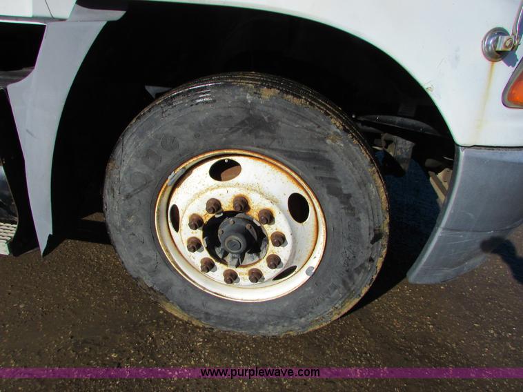 image for item I6667 2002 Mack CX613 Vision semi truck