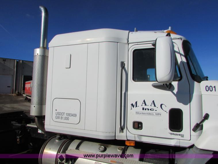 image for item I6667 2002 Mack CX613 Vision semi truck
