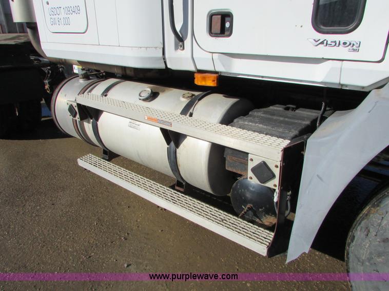 image for item I6667 2002 Mack CX613 Vision semi truck