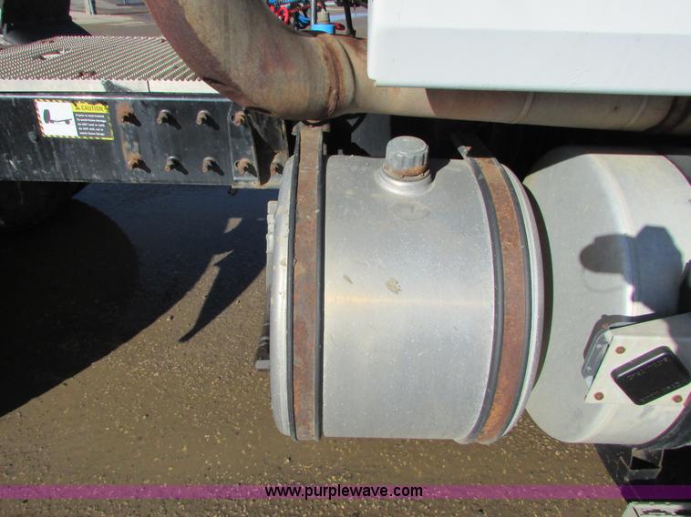 image for item I6667 2002 Mack CX613 Vision semi truck