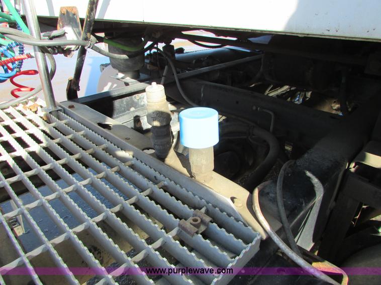 image for item I6667 2002 Mack CX613 Vision semi truck