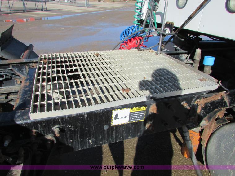 image for item I6667 2002 Mack CX613 Vision semi truck