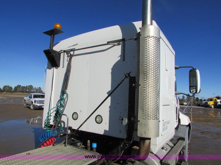 image for item I6667 2002 Mack CX613 Vision semi truck