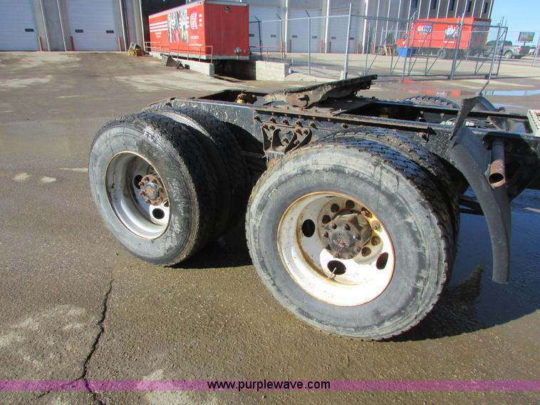 image for item I6667 2002 Mack CX613 Vision semi truck