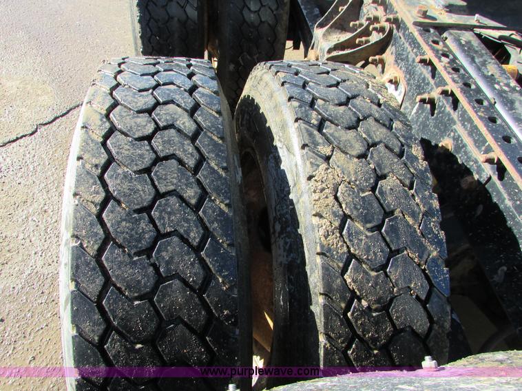 image for item I6667 2002 Mack CX613 Vision semi truck