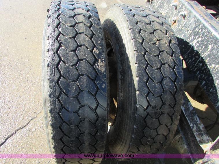 image for item I6667 2002 Mack CX613 Vision semi truck