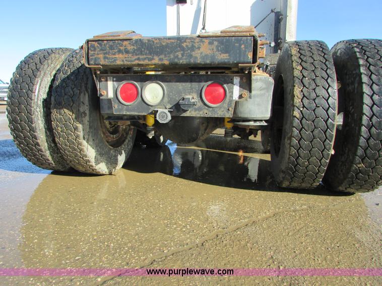 image for item I6667 2002 Mack CX613 Vision semi truck