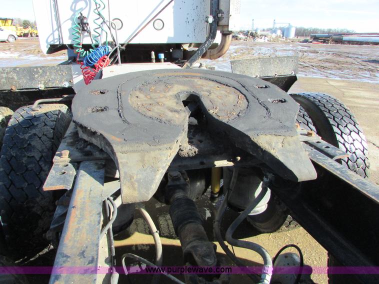 image for item I6667 2002 Mack CX613 Vision semi truck