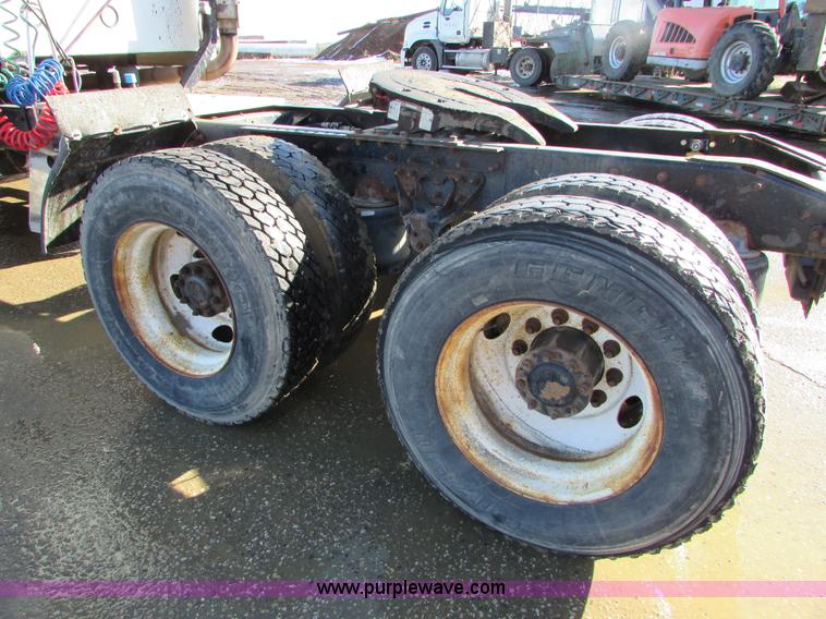 image for item I6667 2002 Mack CX613 Vision semi truck