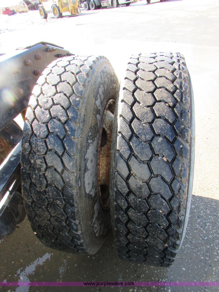 image for item I6667 2002 Mack CX613 Vision semi truck