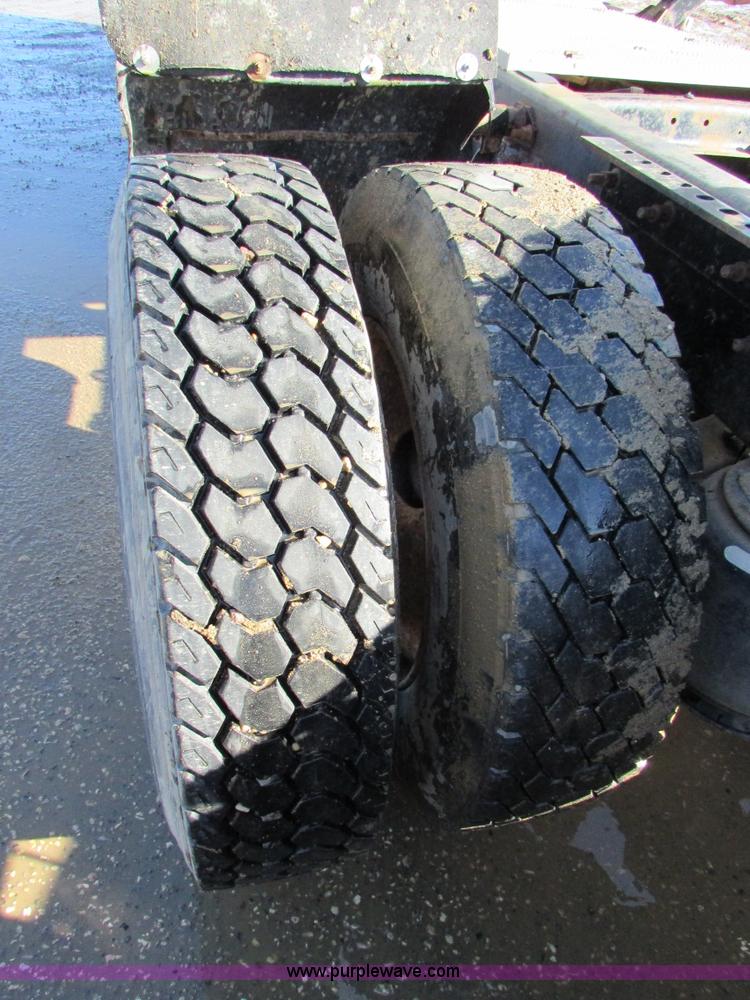 image for item I6667 2002 Mack CX613 Vision semi truck