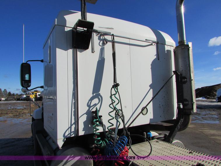 image for item I6667 2002 Mack CX613 Vision semi truck