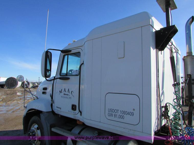 image for item I6667 2002 Mack CX613 Vision semi truck