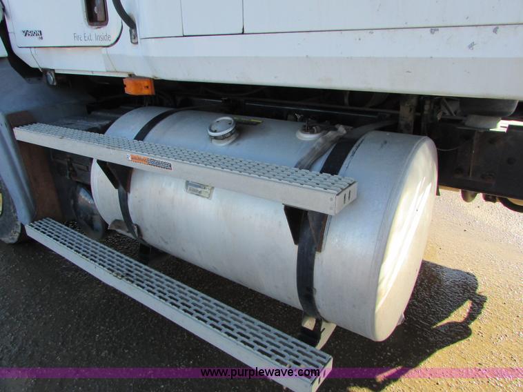 image for item I6667 2002 Mack CX613 Vision semi truck