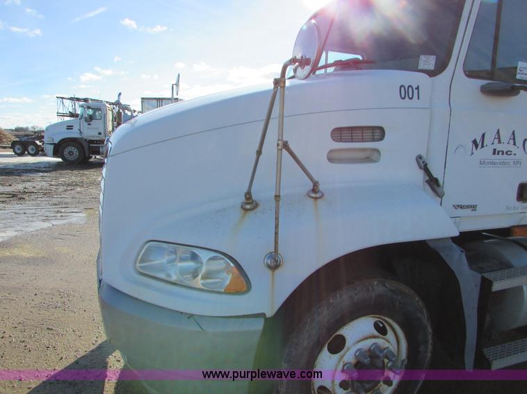 image for item I6667 2002 Mack CX613 Vision semi truck