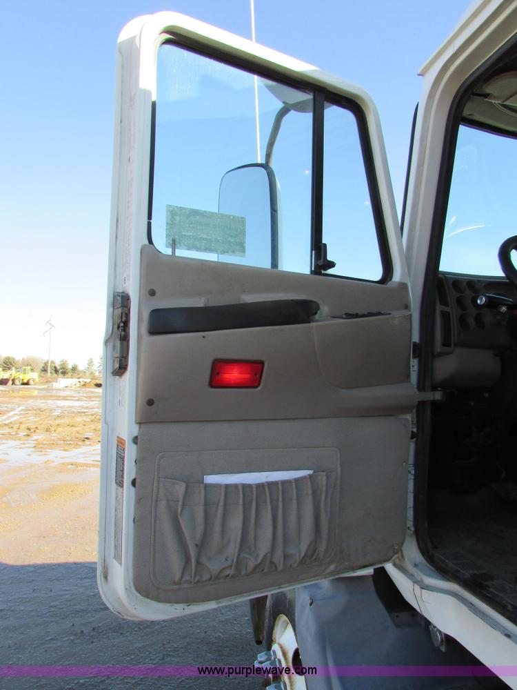 image for item I6667 2002 Mack CX613 Vision semi truck