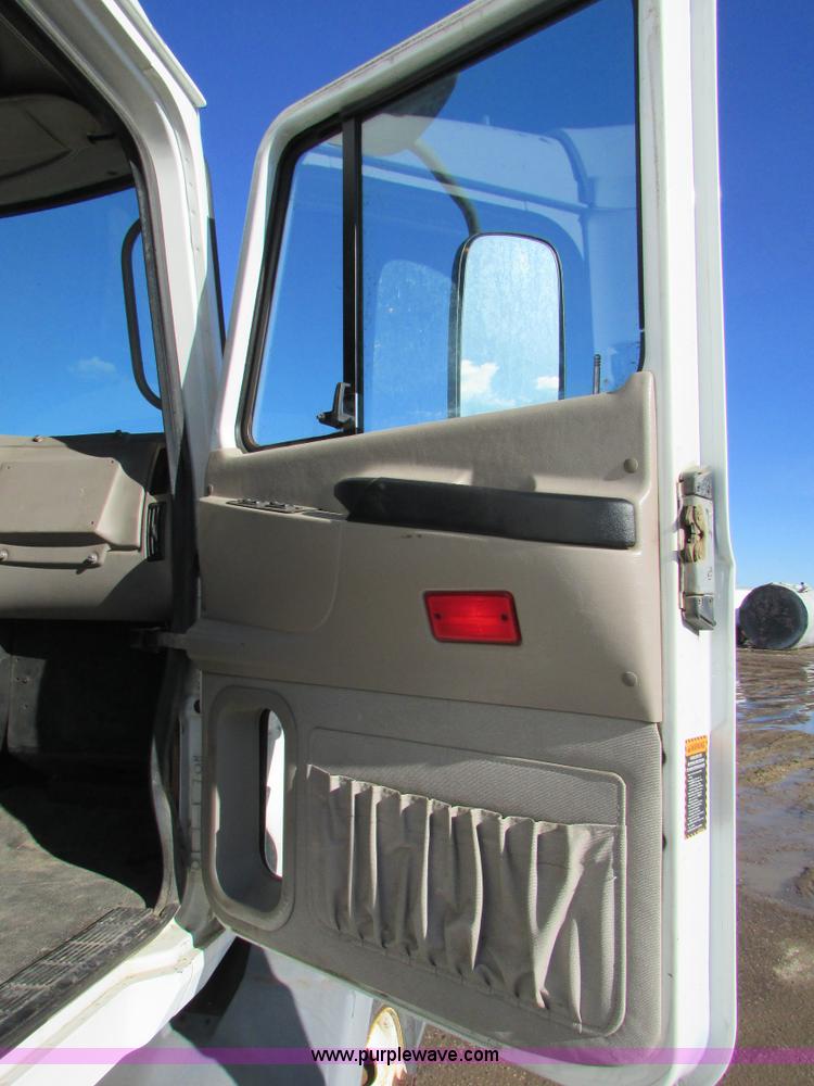 image for item I6667 2002 Mack CX613 Vision semi truck