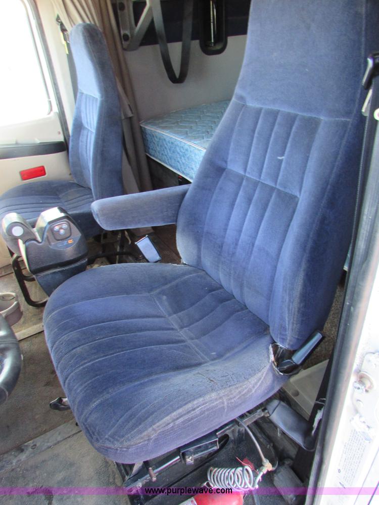 image for item I6667 2002 Mack CX613 Vision semi truck