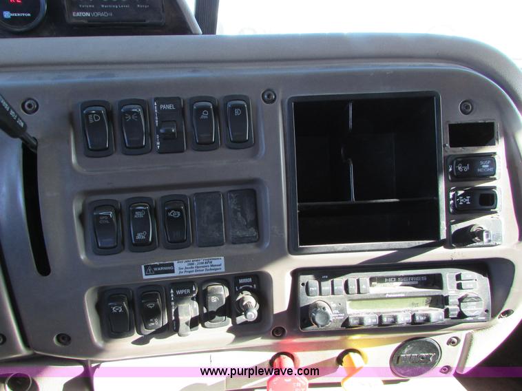 image for item I6667 2002 Mack CX613 Vision semi truck