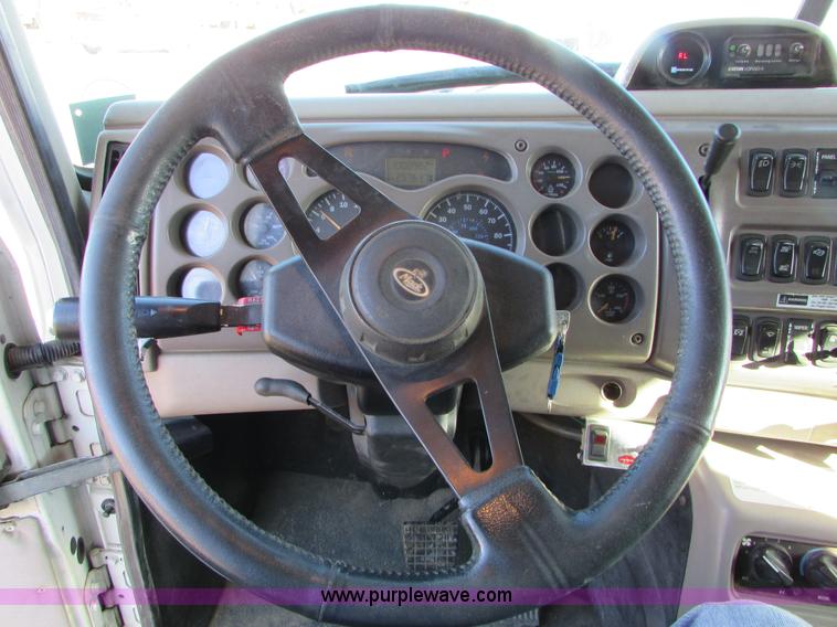 image for item I6667 2002 Mack CX613 Vision semi truck