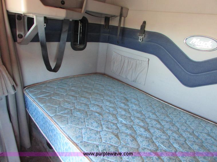 image for item I6667 2002 Mack CX613 Vision semi truck