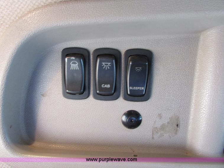 image for item I6667 2002 Mack CX613 Vision semi truck