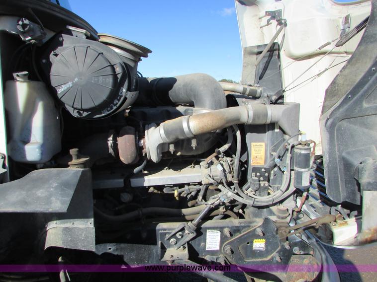 image for item I6667 2002 Mack CX613 Vision semi truck