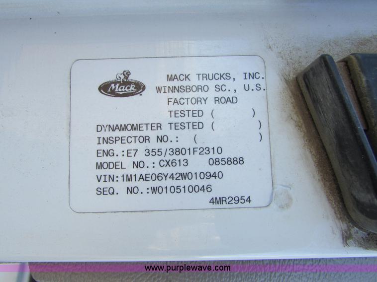 image for item I6667 2002 Mack CX613 Vision semi truck