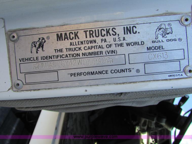 image for item I6667 2002 Mack CX613 Vision semi truck