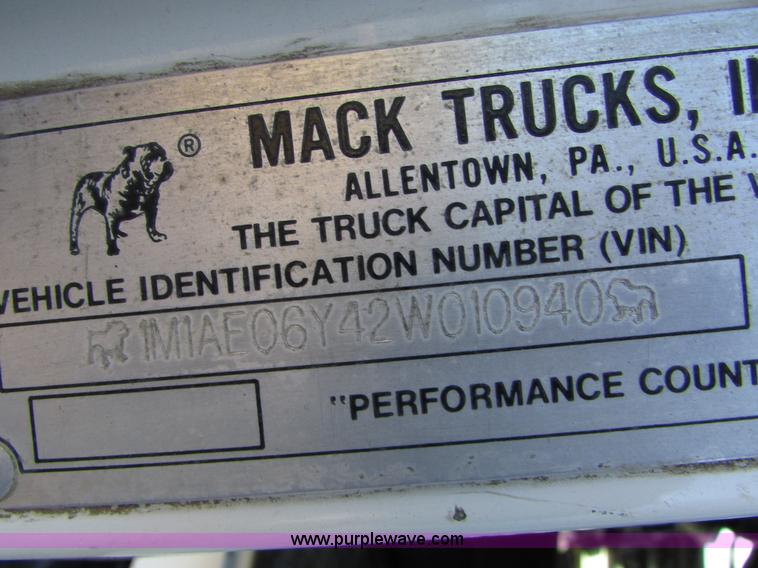 image for item I6667 2002 Mack CX613 Vision semi truck