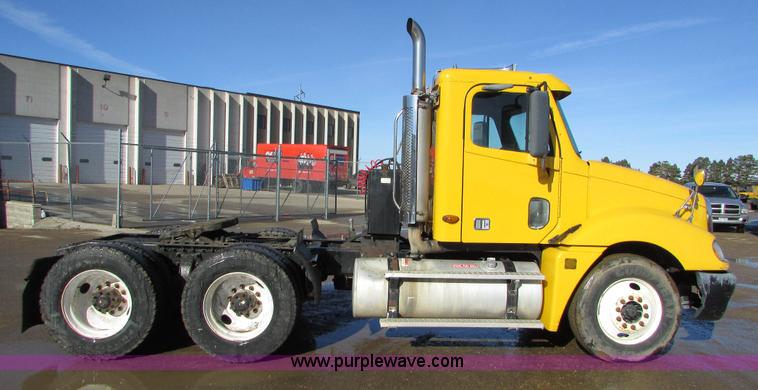 image for item I6670 2004 Freightliner Columbia semi truck