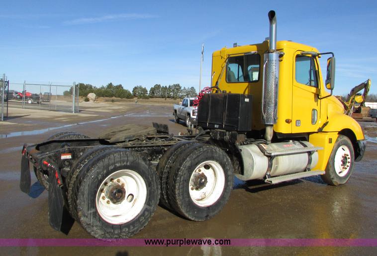 image for item I6670 2004 Freightliner Columbia semi truck
