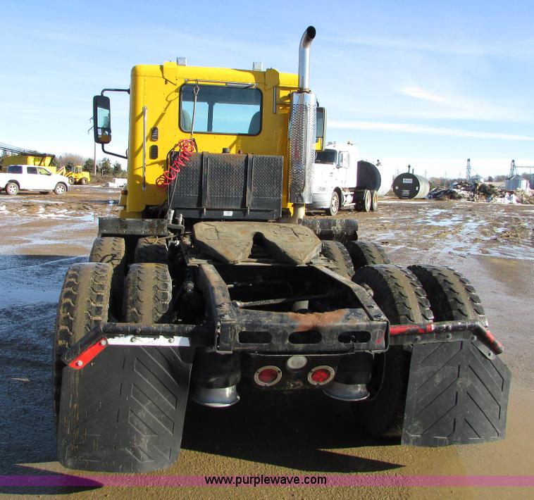 image for item I6670 2004 Freightliner Columbia semi truck