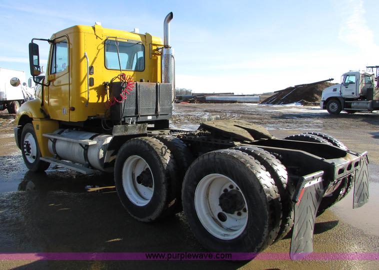 image for item I6670 2004 Freightliner Columbia semi truck